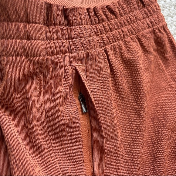ATHLETA Women's Echo Shorts NWT - Picture 2 of 4